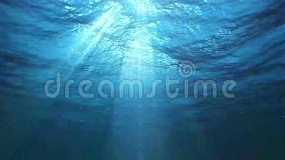 水下太阳在海洋中航行循环视频的预览图