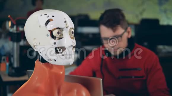 女人把皮肤贴在机器人脸上特写视频的预览图