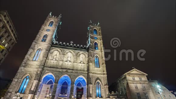 蒙特利尔市靠近圣母大教堂的夜间录像视频的预览图