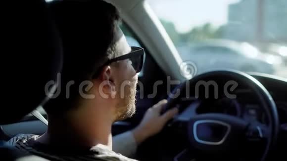 匿名男子开车视频的预览图