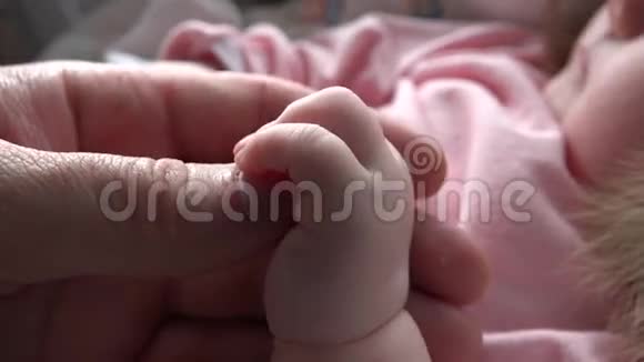 父亲和婴儿的手特写镜头4k超高清视频的预览图