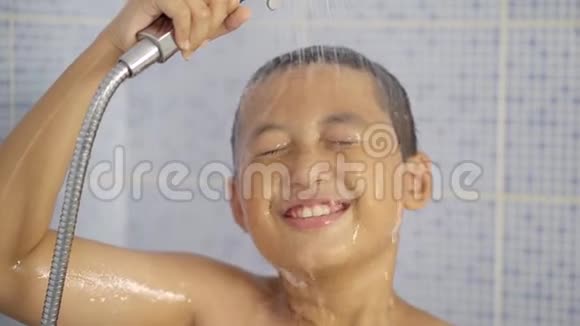 一个快乐可爱的男孩洗澡视频的预览图