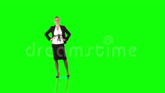 商业人士连接在绿色背景上视频的预览图