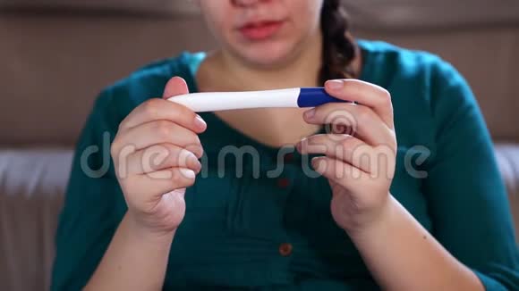 失望妇女怀孕检测结果阴性视频的预览图