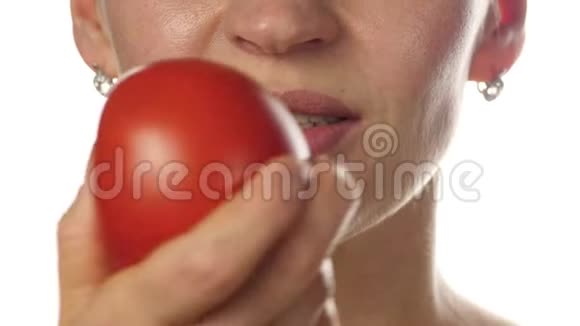 美女嘴吃番茄喜欢品尝西红柿的女孩健康的食物和节食的概念4K视频的预览图