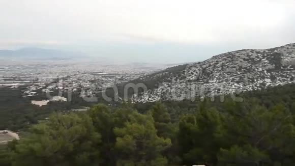 从帕恩斯山看到的希腊阿提卡景观是一个下雪的冬日视频的预览图