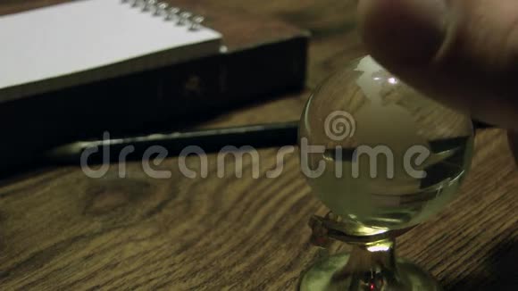 玻璃球视频的预览图
