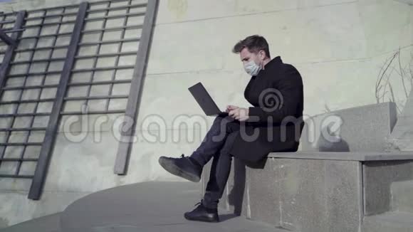 一个手提电脑的人在街上工作视频的预览图