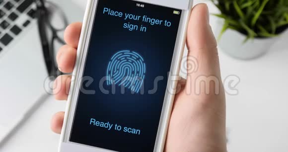 扫描指纹以验证身份视频的预览图