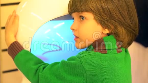 宝贝和机器人孩子和机器人之间的握手教育儿童技术科学和人的概念视频的预览图