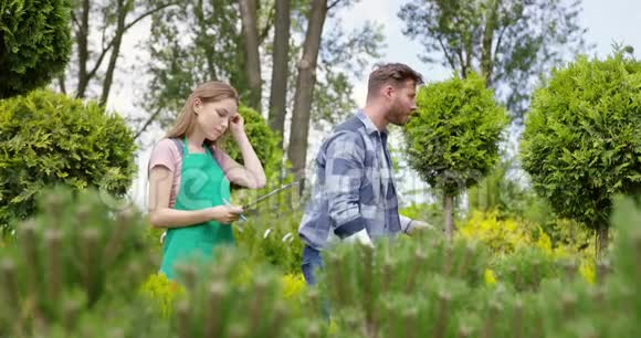 女人和男人在植物园里探索植物视频的预览图