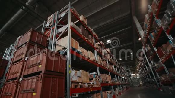 工厂物流仓库货架上的箱子和集装箱内的成品视频的预览图