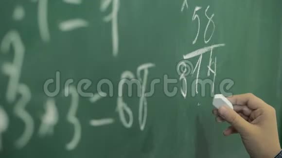 数学黑板手写简单的数学方程视频的预览图