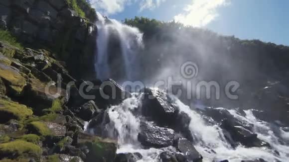 瀑布美景高高的悬崖上长满了青苔阳光照在镜框里水滴落在上面视频的预览图