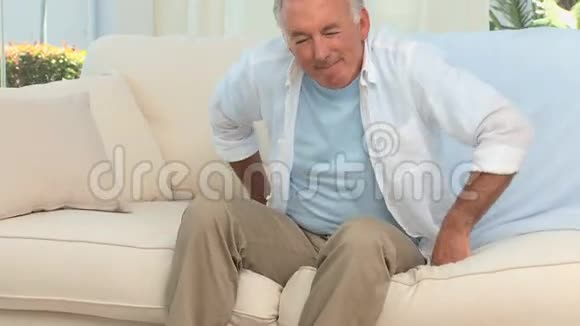 退休男子背痛视频的预览图