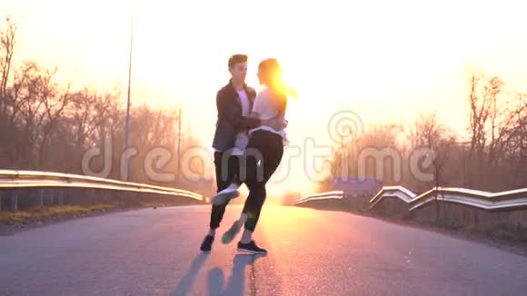 黎明时分一对相爱的夫妇在路上一个男人在空中盘旋着一个女人视频的预览图