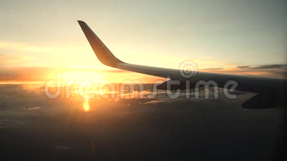 飞机翼天日落视频的预览图