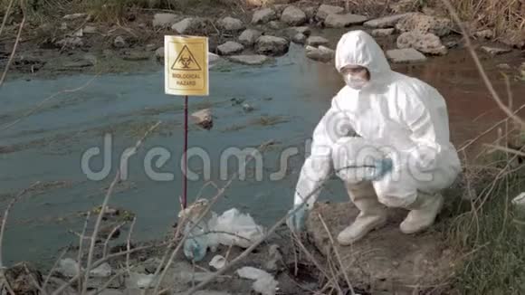 自然排除区危险物质病毒学家穿上防护服在试管中取样受感染的水样本视频的预览图
