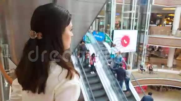 年轻女孩从顶层看贸易中心的人视频的预览图
