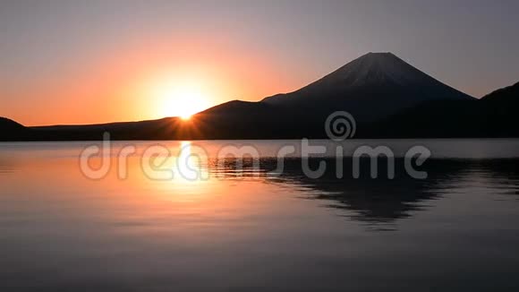 山富士山和日出从日本莫托苏湖广角视频的预览图