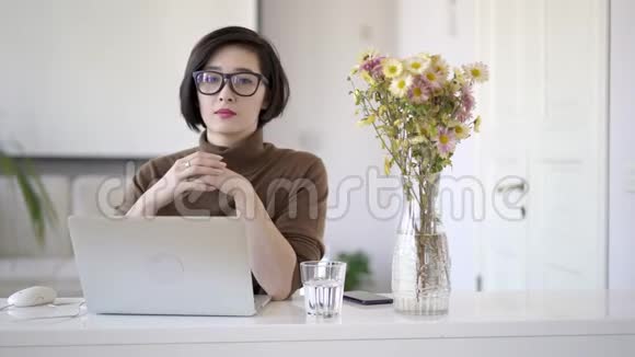 戴眼镜的亚洲商界女性看镜头视频的预览图