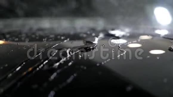 洗车后黑色车辆上的水滴流动视频的预览图