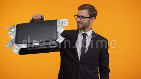 男人展示装满钱的箱子眨眼竖起大拇指贷款信贷视频的预览图