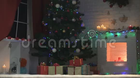 精心装饰的圣诞树灯光闪闪发光节日准备工作视频的预览图