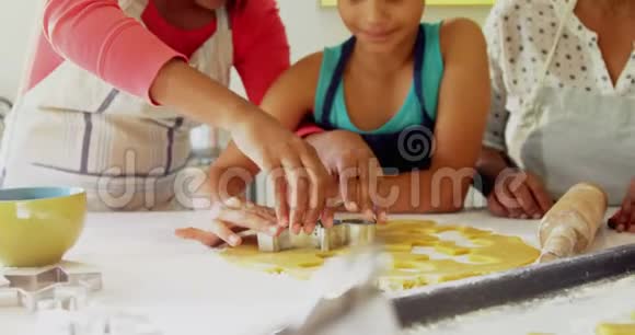 幸福的多代家庭在厨房准备姜饼视频的预览图