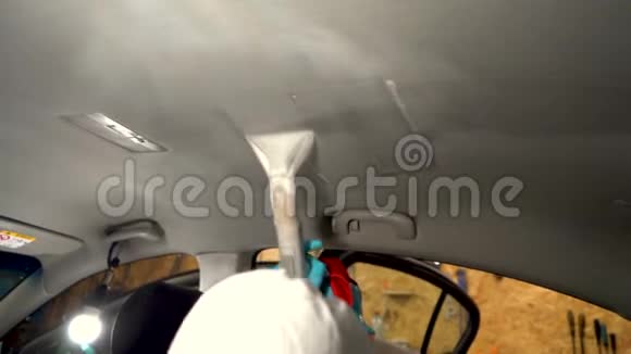 干洗沙龙车工人在车里使用洗涤真空带有声音的视频视频的预览图
