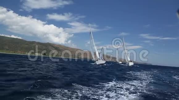 帆船比赛游艇在地中海旅行的豪华船高清视频的预览图