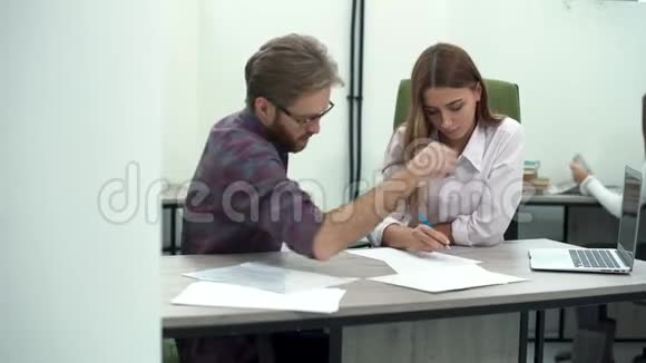 男人和女人在舒适的在舒适的现代办公室工作工作程序视频的预览图