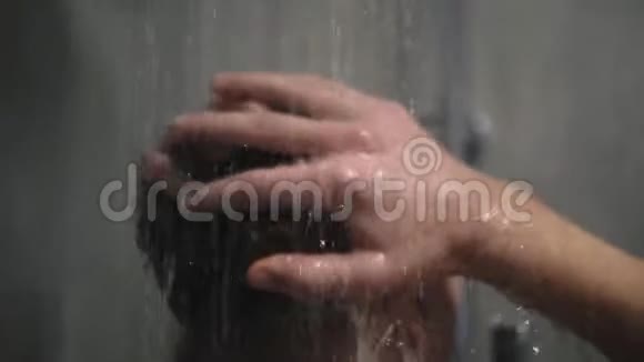 男人洗澡只用手洗头洗澡的人在家里的生活方式青少年身体护理晨视频的预览图