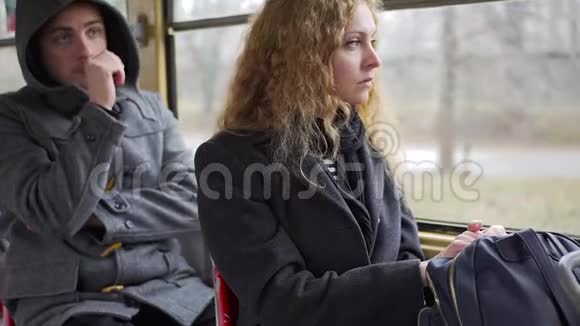 扒手在电车或公共汽车上从女人口袋里偷电话视频的预览图