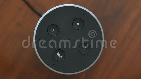 智能音箱顶视人工智能助手语音控制蓝环按钮激活视频的预览图