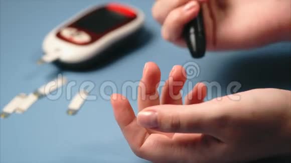 女人做血糖测试糖尿病自我检测视频的预览图