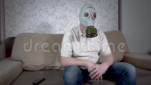 戴防毒面具的人视频的预览图