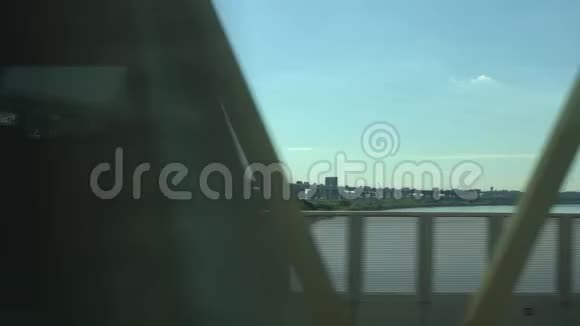 火车在东京通过河桥行驶日本火车站视频的预览图