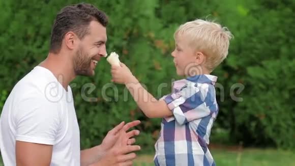 父子俩一起吃冰淇淋视频的预览图