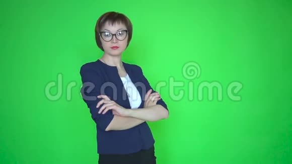年轻商务女性或穿商务服装的教师戴眼镜彩色钥匙绿色屏幕背景视频的预览图