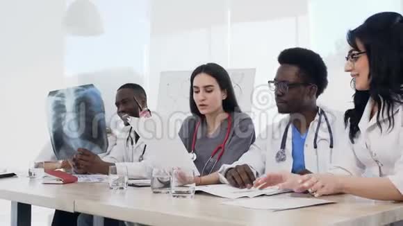 多民族青年医生团队在现代化医院会议室开会多族裔群体视频的预览图