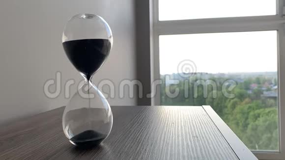 沙钟时间流逝玻璃沙子穿过一个小时的玻璃视频的预览图