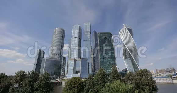 云移过莫斯科国际商务中心的摩天大楼时光流逝飞机在天空中留下痕迹视频的预览图