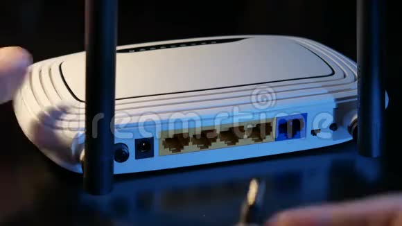 连接到WiFi路由器的电缆视频的预览图