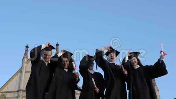 向空中投掷的毕业帽视频的预览图