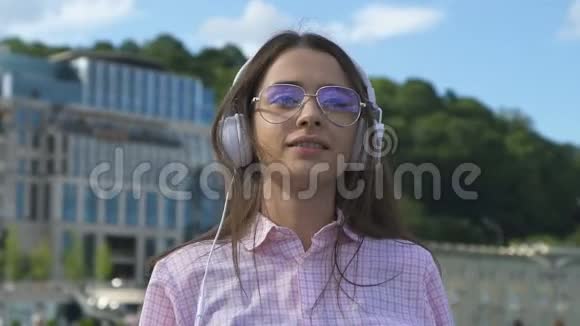 有创意的女性在耳机享受城市远足音乐灵感自由视频的预览图