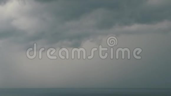 乌云笼罩着大海的闪电海上风暴视频的预览图