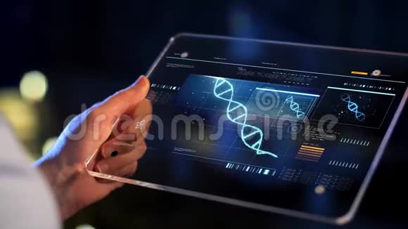 平板电脑屏幕上的虚拟dna投影视频的预览图