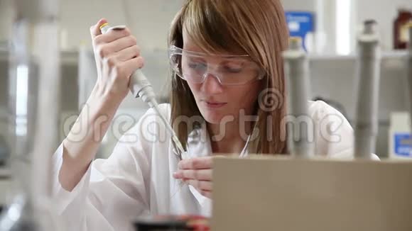 实验室里的女科学家视频的预览图
