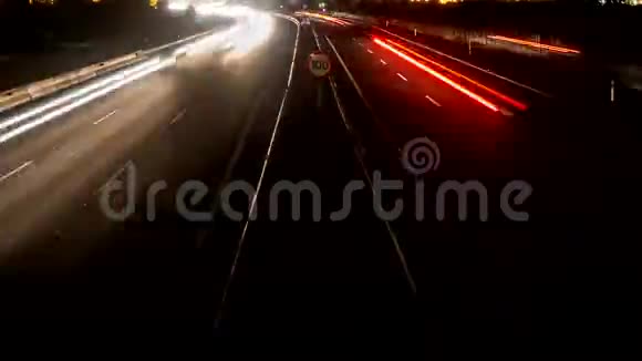 高速公路上的快速车灯准备好的时间间隔视频的预览图
